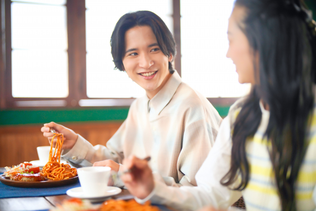 彼女いるのに ほかの女とご飯