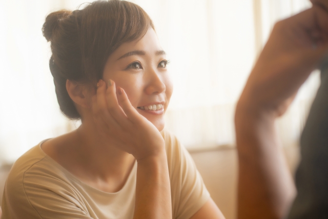 彼女いるのに ほかの女とご飯